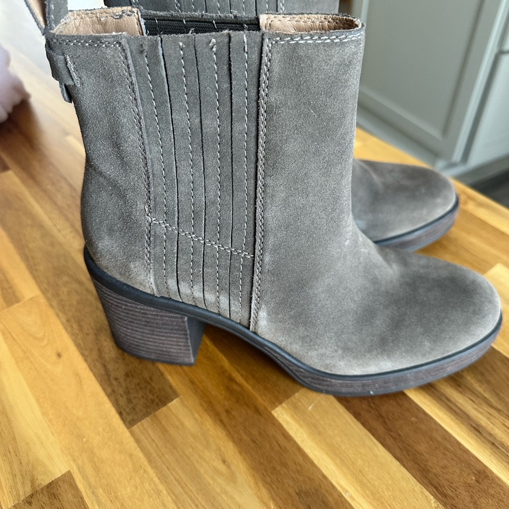 Crown Vintage Capari Bootie Block Heel Suede Leather Taupe‎ Size 10